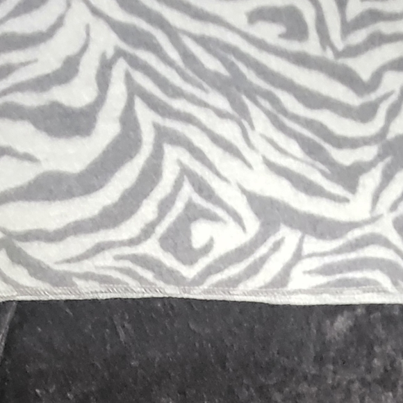 Antistar Zebra Print Pullover Sweater Size Large NWT - Picture 4 of 5